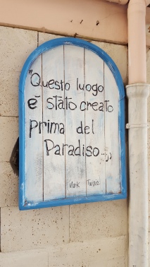 Mark Twain quotation on Pozzuoli wall: "Questo luogo è stato creato prima del Paradiso"